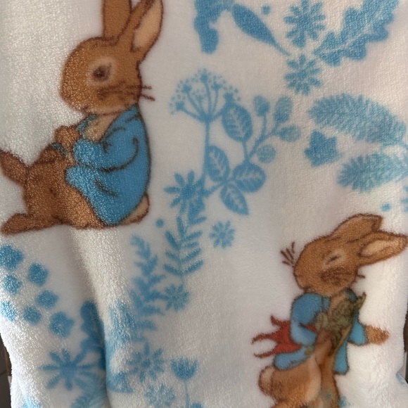 🐰 Blue & White Peter Rabbit 🐰 Throw Blanket - Picture 4 of 6
